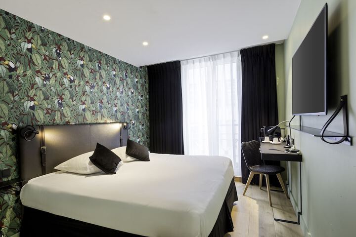 Room 33 of 83