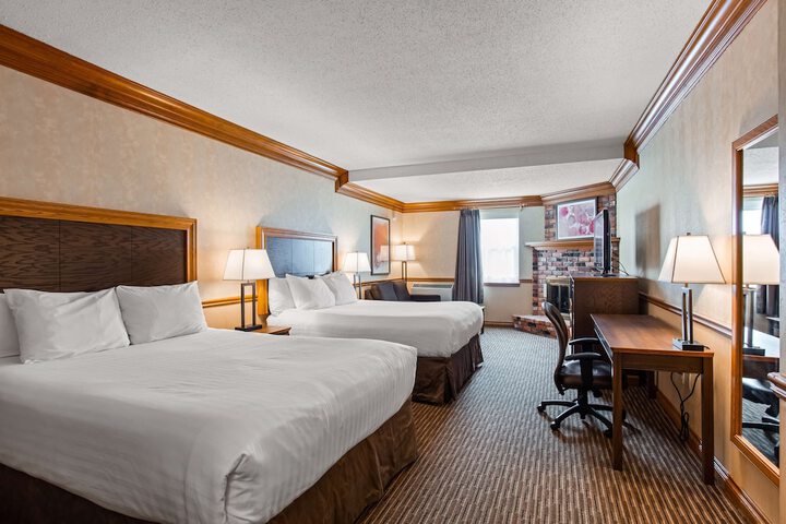 2 Queen Beds Electric Fireplace High Speed Internet Accessible Refrigerator, Coffee Maker Iron Full Breakfast (8 of 10)