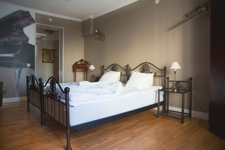 Room 9 of 42