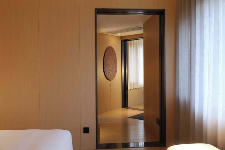 Room 43 of 176