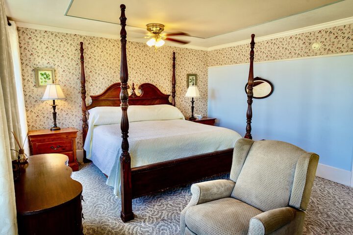 Room 4 of 113