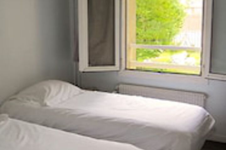 Room 6 of 8