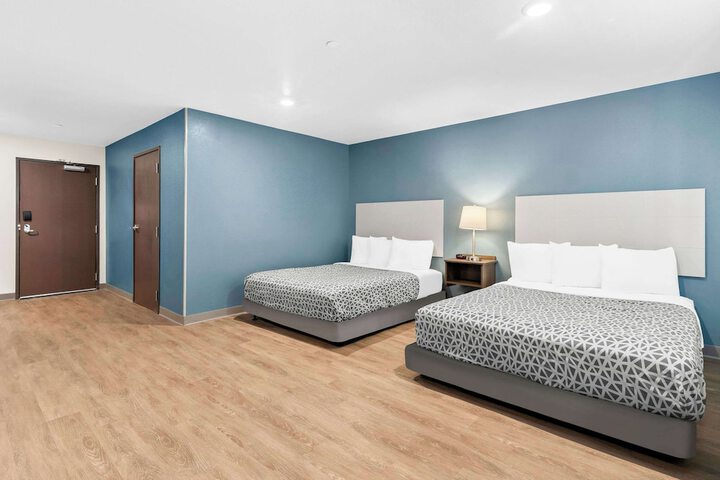 1 Queen Bed (17 of 32)