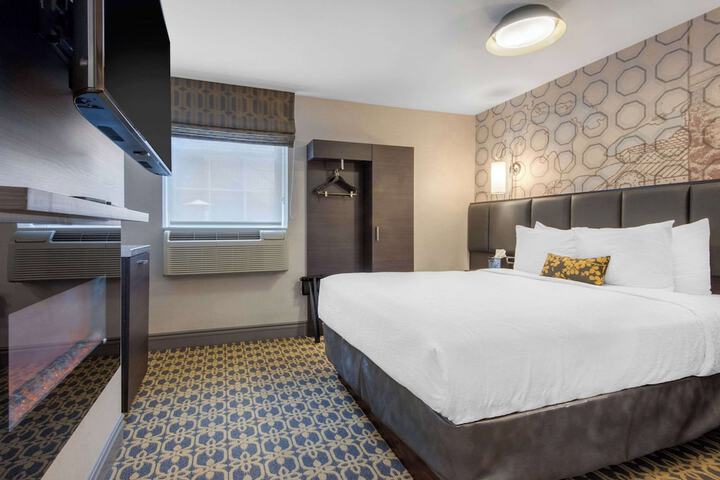 1 King Bed (5 of 11)