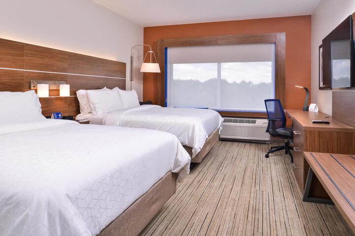 2 Queen Beds (5 of 10)