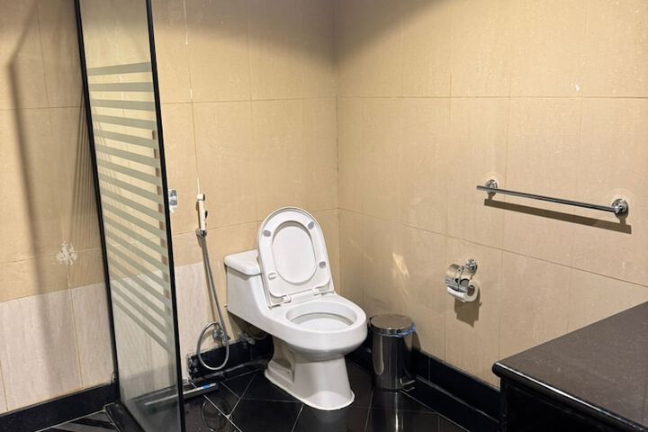 Room 5 of 6