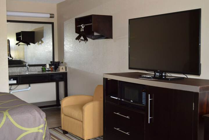 1 Queen Bed (9 of 17)