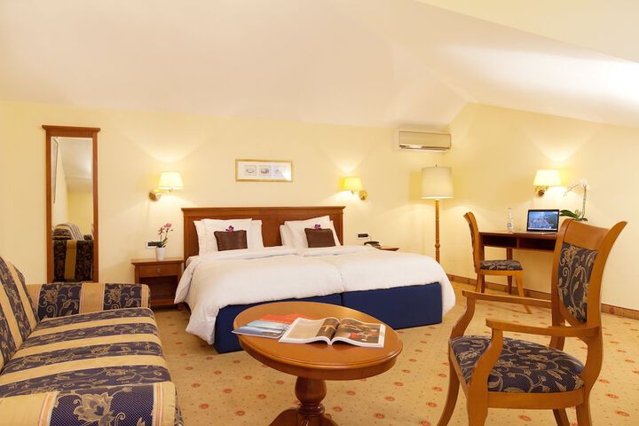 Room 3 of 52