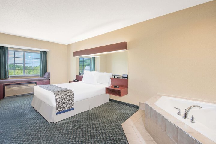 2 Queen Beds Mobility Accessible (27 of 29)