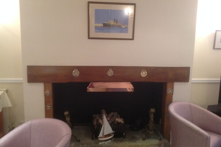 Lounge 25 of 38