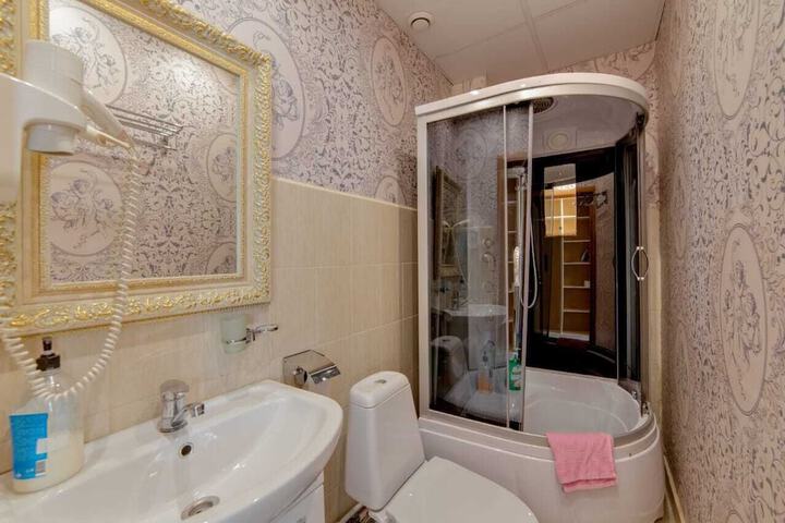 Room 4 of 8