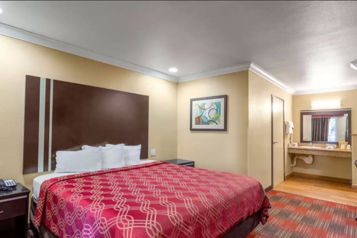 1 King Bed (2 of 19)