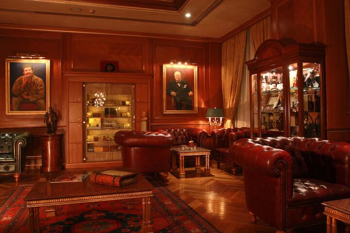 Lounge 77 of 91
