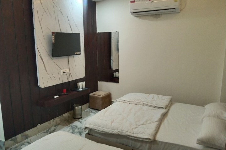 Room 7 of 18