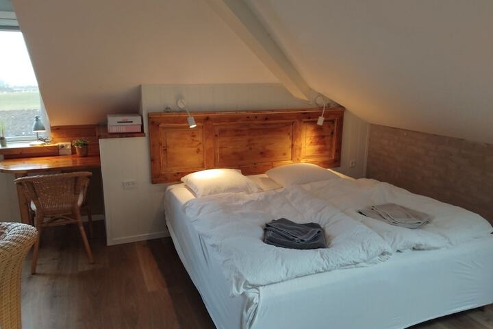 Room 33 of 76