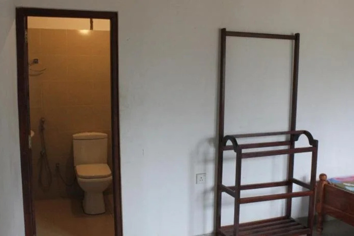Room 5 of 12