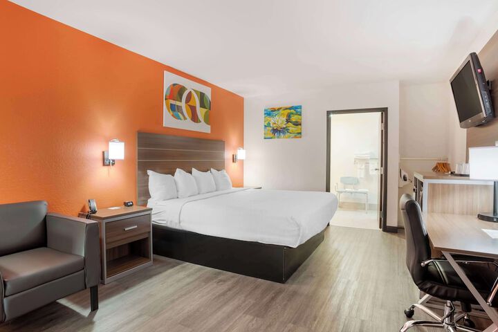 1 King Bed Microwave and Refrigerator WiFi Continental Breakfast (14 of 34)