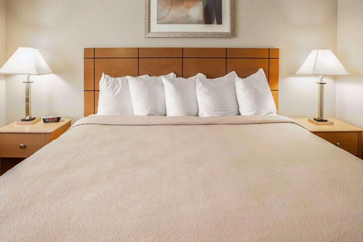 1 King Bed (9 of 17)