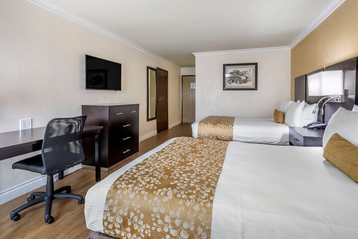 2 Queen Beds Refrigerator High Speed Internet Accessible Coffee Maker, Hairdryer Iron and Iro (3 of 6)