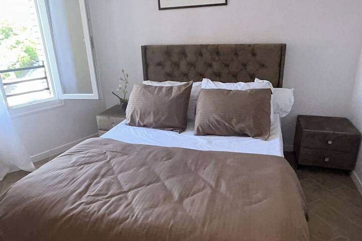 Room 4 of 9