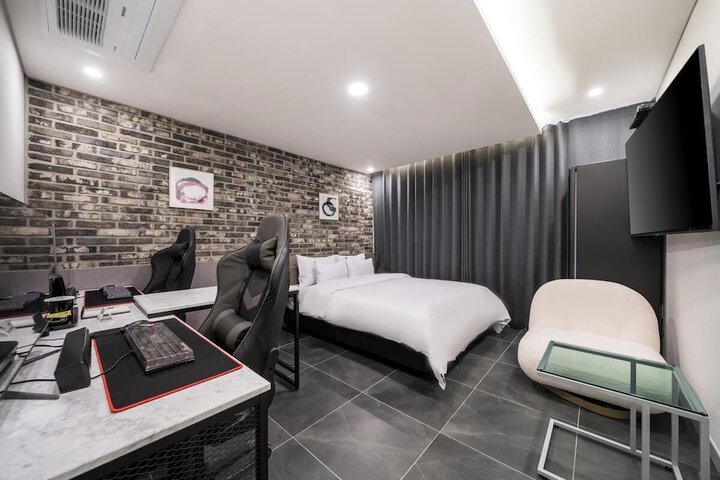 Room 13 of 42