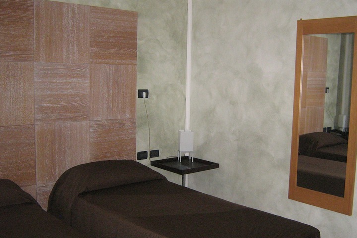 Room 9 of 83