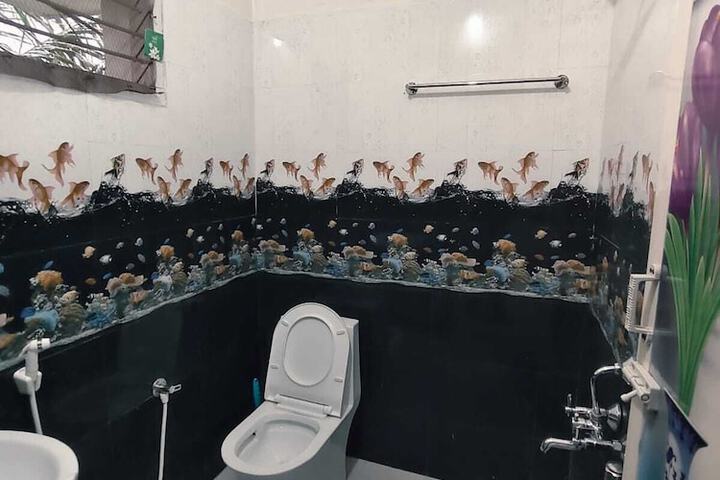 Room 9 of 12