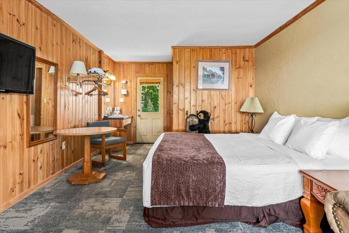 1 King Bed (3 of 7)