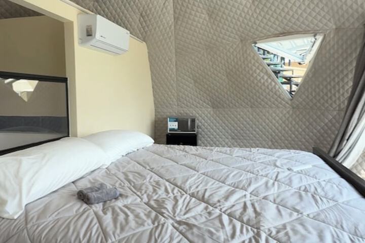 Room 4 of 77