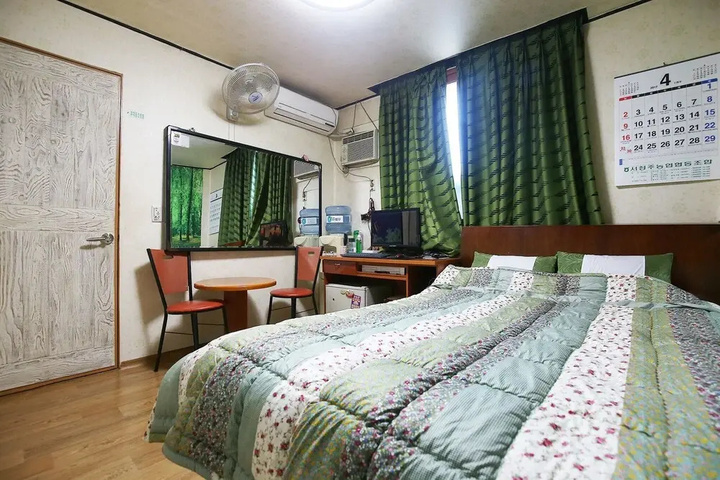 Room 6 of 20