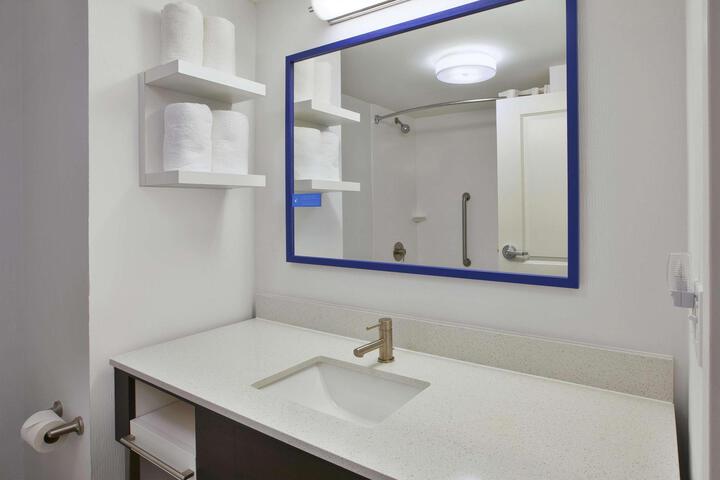 1 King Mobility Hearing Accessible with Tub (6 of 9)