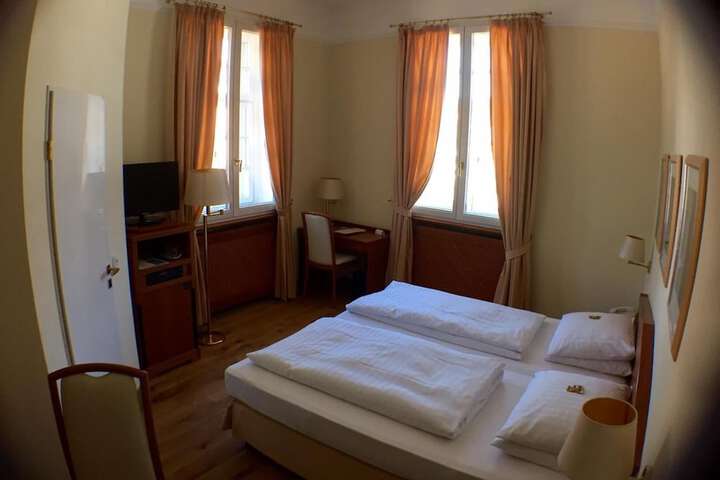 Room 11 of 32