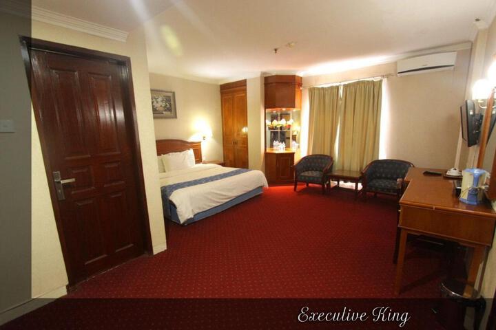 Room 7 of 12