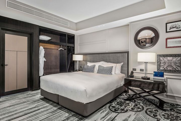 Room 28 of 122