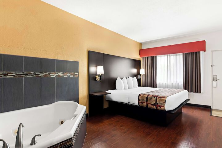 1 King Bed (9 of 18)