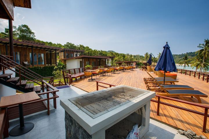 Sundeck 52 of 67