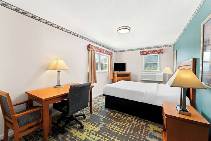 1 Queen Bed (2 of 13)