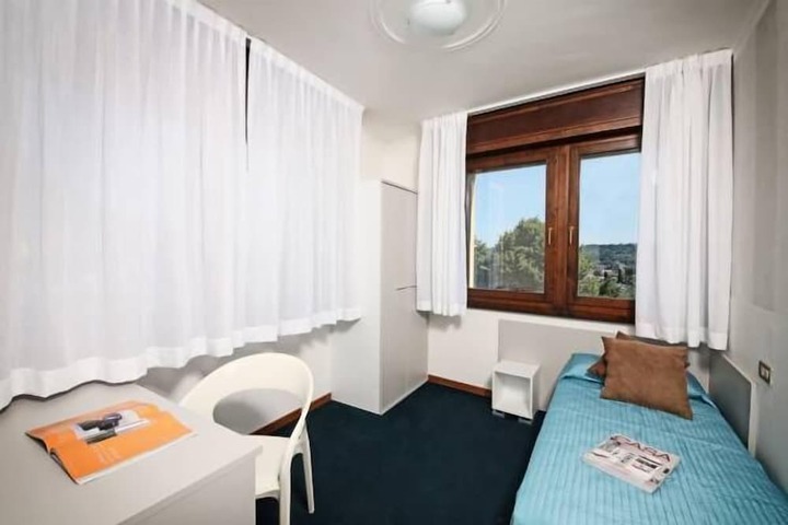 Room 3 of 32