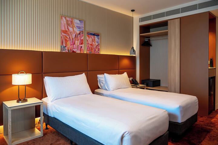 Room 4 of 32