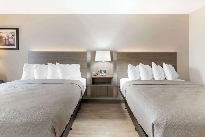 2 Queen Beds (1 of 6)