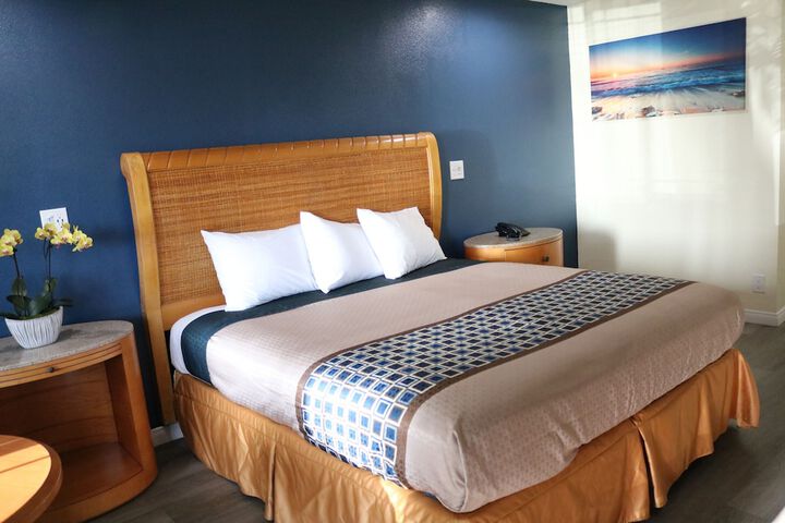 Premium King Bed (5 of 14)