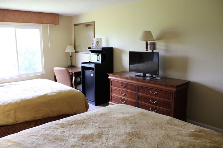 2 Queen Beds (6 of 8)