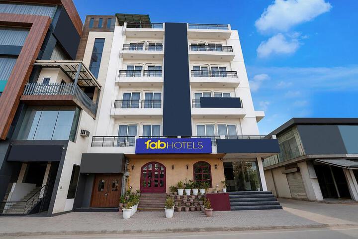 FabHotel Urban Nest