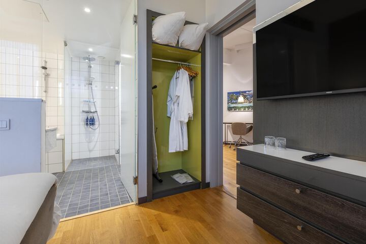 Room 42 of 249