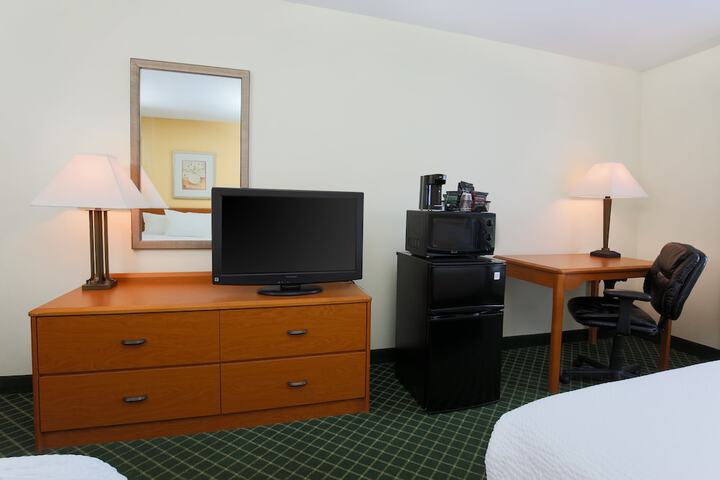 2 Queen Beds (7 of 16)
