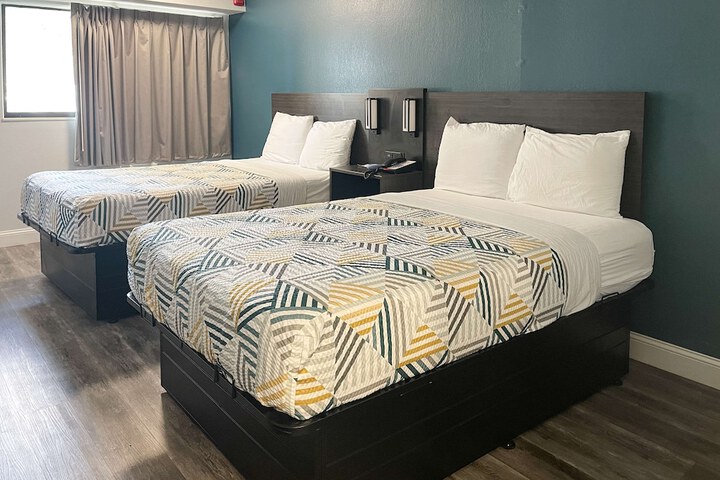 2 Double Beds (6 of 16)