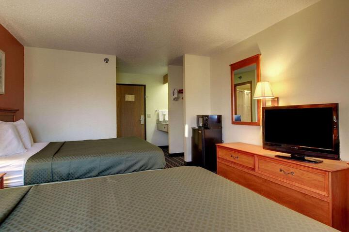 2 Queen Beds (1 of 10)