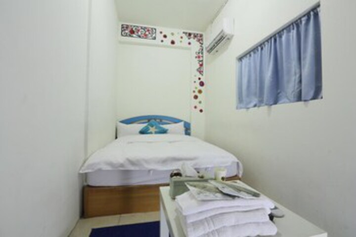 Room 5 of 16