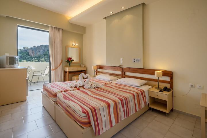 Room 6 of 28