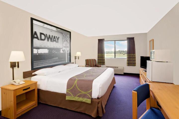 1 King Bed (2 of 14)